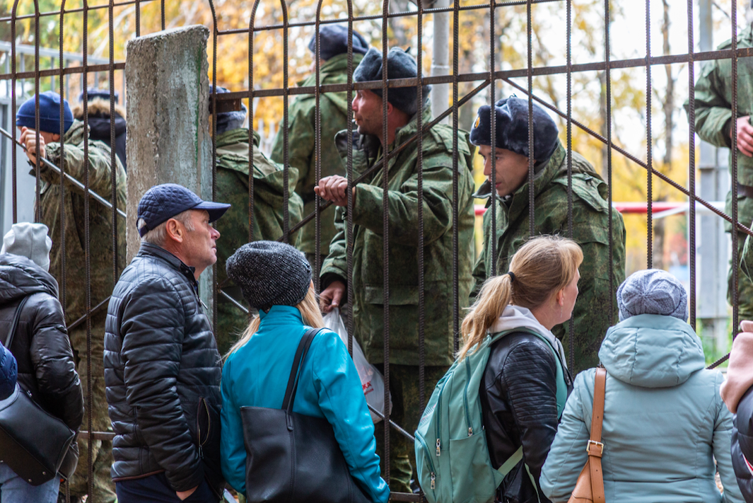 Фото В Новосибирске родственники мобилизованных приехали на свидание с бойцами: 15 пронзительных кадров 20 - Сиб.ФМ Фото В Новосибирске родственники мобилизованных приехали на свидание с бойцами: 15 пронзительных кадров 20